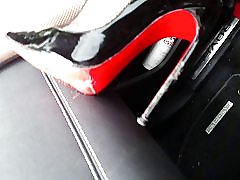 Laku mu kannul puhas! auto leatheramp lits; louboutin kontsad